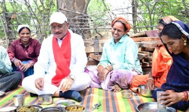 निर्माणाधीन पंचायत भवन के निरीक्षण के दौरान मुख्यमंत्री को श्रमिकों ने दिया भोजन का न्यौता : साथ बैठकर खाया बोरे बासी और आमा चटनी