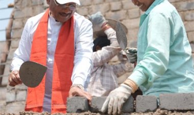 निर्माण स्थल पर मुख्यमंत्री का श्रमदान : श्रमिक बहनों के साथ की ईंट जोड़ाई