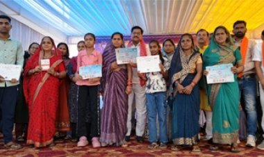 खाद्य मंत्री दयालदास बघेल ने शिविर में सुनीं जनता की समस्याएं
