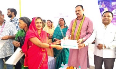 मझौली शिविर में सविता को मौके पर मिला आयुष्मान कार्ड, ग्रामीणों की समस्याओं का हुआ त्वरित निराकरण