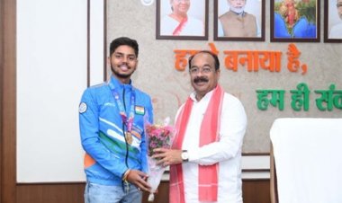 उप मुख्यमंत्री अरुण साव से छत्तीसगढ़ के अंतरराष्ट्रीय शूटर दिव्यांशु ने की मुलाकात