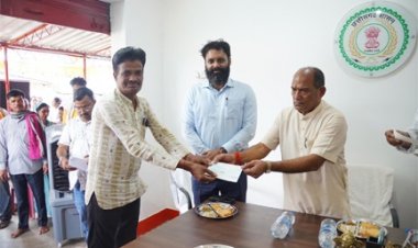 जरूरतमंदों के लिए संवेदनशील पहल: माटीकला बोर्ड अध्यक्ष शंभूनाथ चक्रवर्ती ने रनपुर में वितरित किए सहायता राशि के चेक