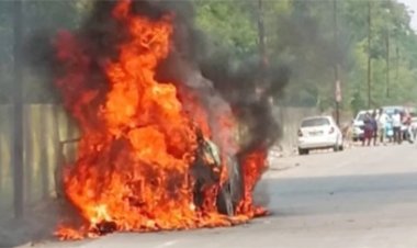 सेकेंडों की देरी पड़ती भारी! चलती कार में लगी आग, कूदकर बची जान