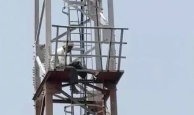 रायपुर के सारागांव में टावर पर चढ़े बुजुर्ग ने बढ़ाई लोगों की चिंता
