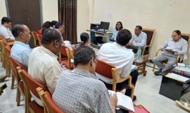 बस्तर में सड़कों और पुलों के काम में आएगी तेजी, लोक निर्माण विभाग के सचिव ने अधिकारियों व ठेकेदारों की ली बैठक