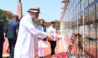 केंद्रीय गृहमंत्री अमित शाह ने अमर वाटिका में शहीदों को दी श्रद्धांजलि, परिजनों से की आत्मीय मुलाकात