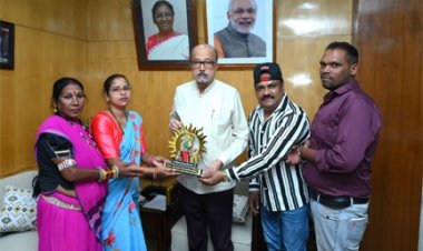 ’राज्यपाल से प्रख्यात लोक कलाकार तीजन बाई के परिजनों ने की सौजन्य भेंट’