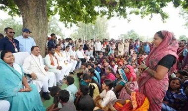 ’तेंदूपत्ता संग्राहकों के बीच पहुंचे मुख्यमंत्री, महुआ पेड़ के नीचे लगाई चौपाल’