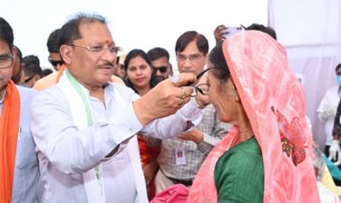 ’मुख्यमंत्री विष्णु देव साय ने हितग्राहियों को अपने हाथों से पहनाया नजर का चश्मा’