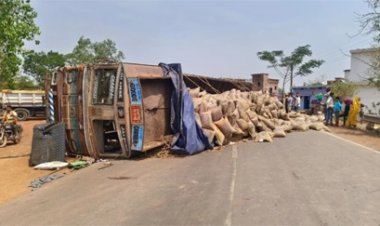 NH-930 पर बड़ा हादसा, ब्रेक फेल होने से अनियंत्रित होकर पलटा ट्रक