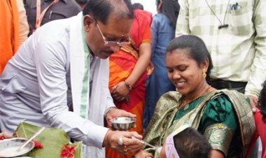 ’मुख्यमंत्री विष्णु देव साय ने बच्चों को कराया अन्नप्राशन, गर्भवती महिलाओं की गोदभराई कार्यक्रम में दी शुभकामनाएं’