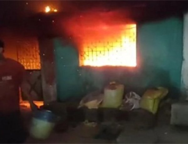आंगन में खड़ी आटो और बाइक शार्ट सर्किट से जली
