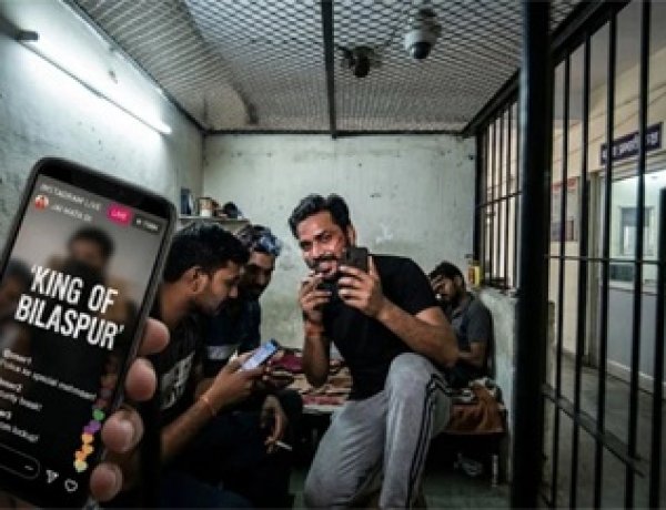 बिलासपुर का हिस्ट्रीशीटर लॉकअप से किया लाइव, सोशल मीडिया पर वायरल हुआ वीडियो