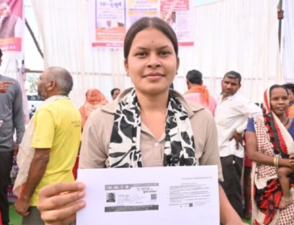 ’सुशासन तिहार’ : आवेदन के चंद घंटों में कौशिल्या को मिला आयुष्मान कार्ड, खिले चेहरे