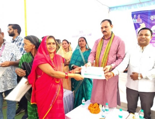 मझौली शिविर में सविता को मौके पर मिला आयुष्मान कार्ड, ग्रामीणों की समस्याओं का हुआ त्वरित निराकरण