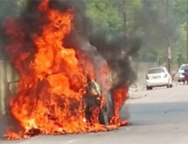 सेकेंडों की देरी पड़ती भारी! चलती कार में लगी आग, कूदकर बची जान