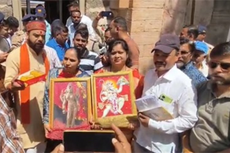 धार में भोजशाला में उमड़ी श्रद्धालुओं की भीड़, सुरक्षा कारणों से फोटो प्रतिबंधित