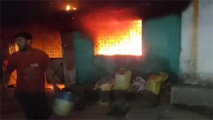 आंगन में खड़ी आटो और बाइक शार्ट सर्किट से जली