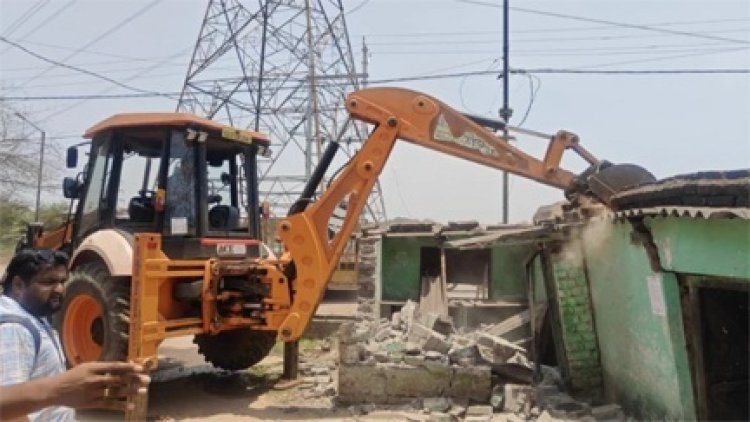 दुष्कर्म के आरोपी के अवैध मकान पर चला बुलडोजर
