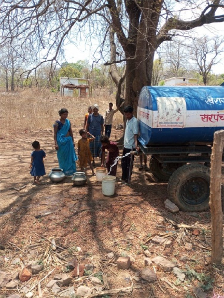 जिला प्रशासन की पहल पर बैगा बस्ती टिंगीपुर में टैंकर से पहुंचाया जा रहा पेयजल, झिरिया पर निर्भरता होगी खत्म