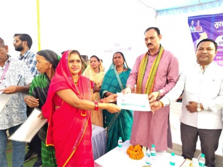 मझौली शिविर में सविता को मौके पर मिला आयुष्मान कार्ड, ग्रामीणों की समस्याओं का हुआ त्वरित निराकरण