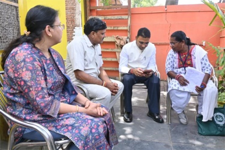 बलौदा बाजार कलेक्टर ने प्रगणक बन किया डिजिटल जनगणना
