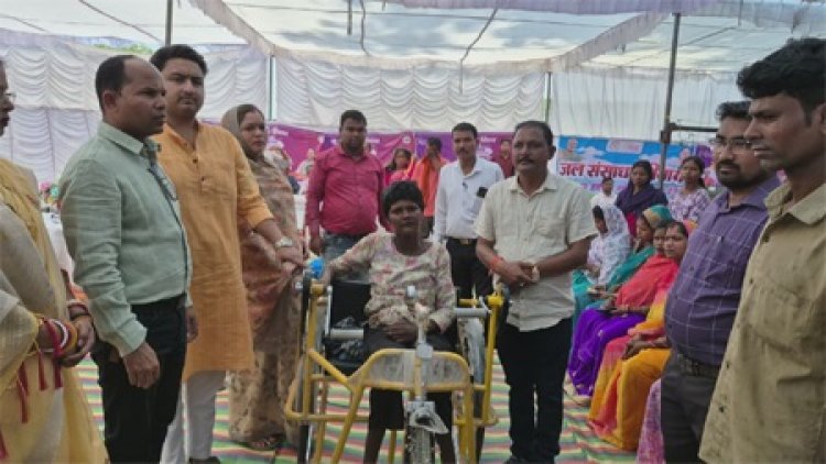 सिमड़ा शिविर में सुगन्ती तिर्की को मिली ट्राइसाइकिल