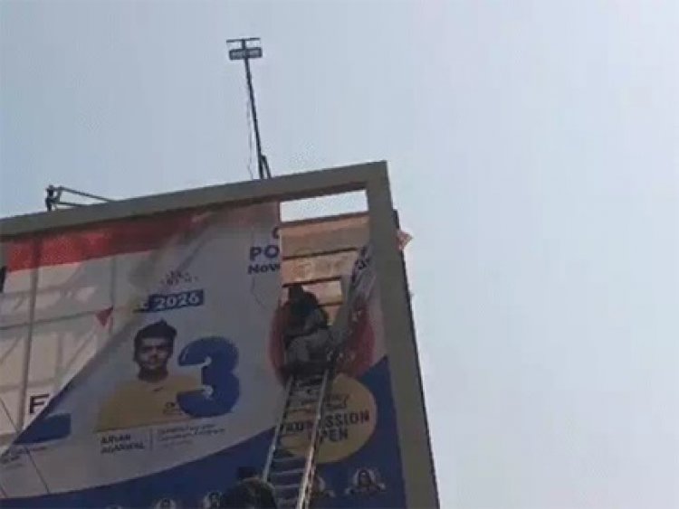 रायपुर में होर्डिंग पर युवती की खतरनाक चढ़ाई, पुलिस ने संभाला मामला