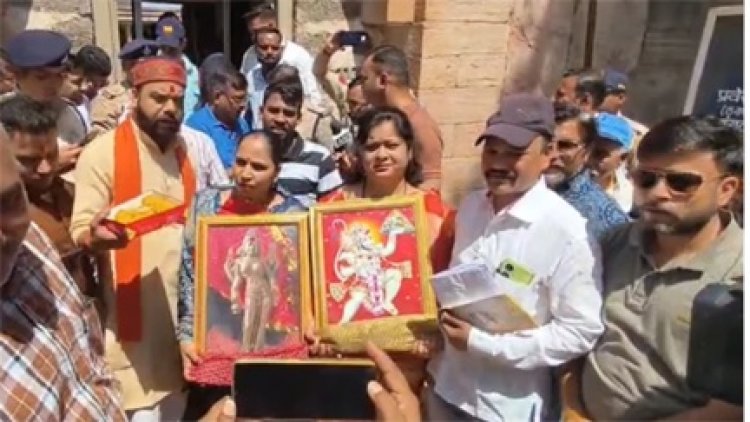 धार में भोजशाला में उमड़ी श्रद्धालुओं की भीड़, सुरक्षा कारणों से फोटो प्रतिबंधित