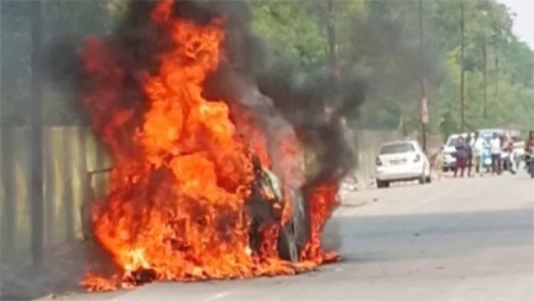 सेकेंडों की देरी पड़ती भारी! चलती कार में लगी आग, कूदकर बची जान