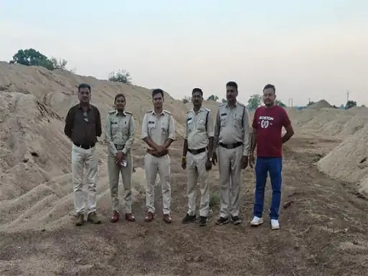 अवैध रेत खनन करने वालों पर शिकंजा, रायपुर में छापेमारी