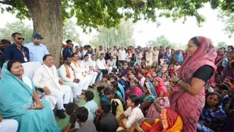 ’तेंदूपत्ता संग्राहकों के बीच पहुंचे मुख्यमंत्री, महुआ पेड़ के नीचे लगाई चौपाल’