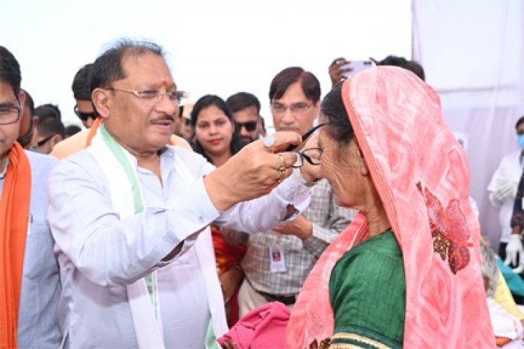 ’मुख्यमंत्री विष्णु देव साय ने हितग्राहियों को अपने हाथों से पहनाया नजर का चश्मा’