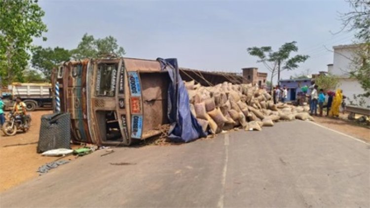 NH-930 पर बड़ा हादसा, ब्रेक फेल होने से अनियंत्रित होकर पलटा ट्रक