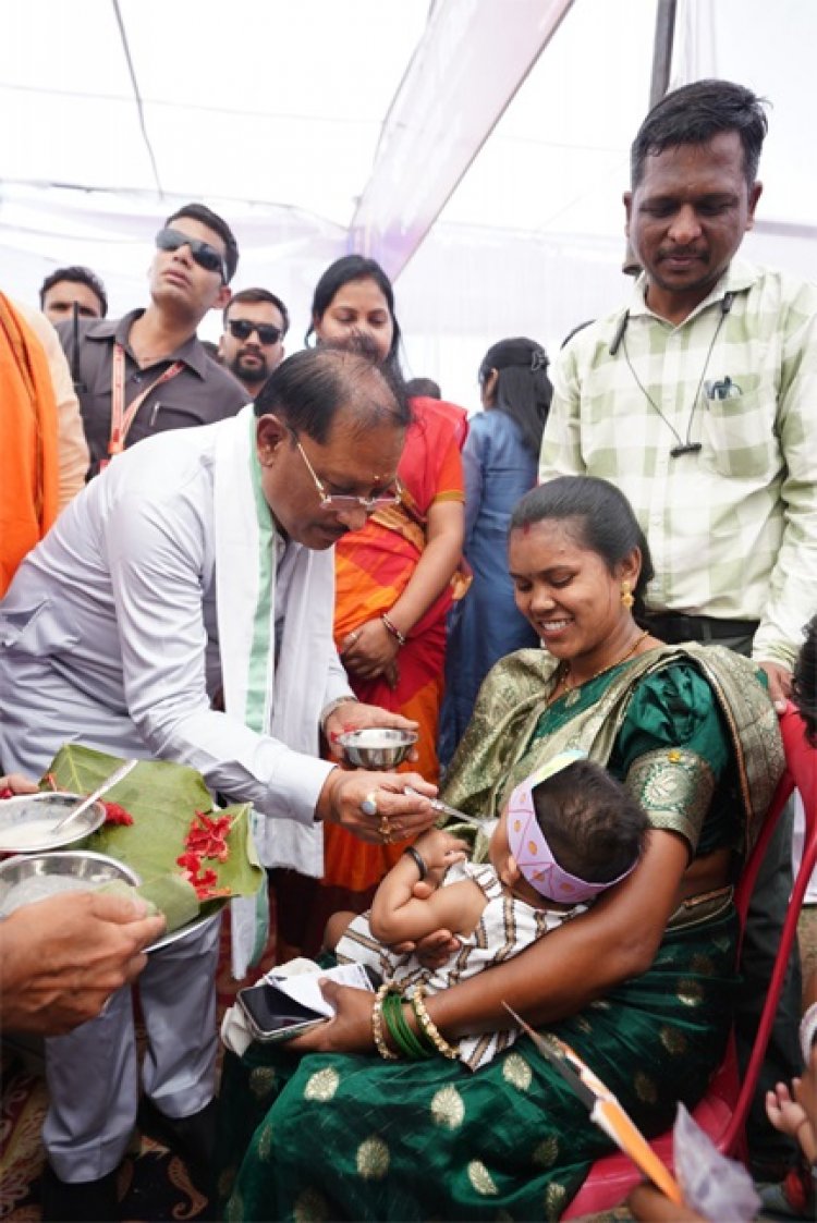 ’मुख्यमंत्री विष्णु देव साय ने बच्चों को कराया अन्नप्राशन, गर्भवती महिलाओं की गोदभराई कार्यक्रम में दी शुभकामनाएं’