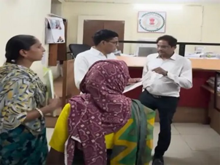 शिकायत सुनते ही भड़के राजस्व मंत्री, बोले- जनता का काम करो, सिर्फ कुर्सियां मत तोड़ो