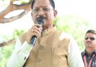 आम की छांव में मुख्यमंत्री की चौपाल : खाट पर बैठे, ग्रामीणों की सुनी बात, मौके पर दिए समाधान