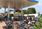 ईंधन संकट गहराया, पेट्रोल पंपों पर उमड़ी भीड़