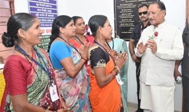 ’गाँव के द्वार पहुँची डिजिटल सरकार: बड़ेकनेरा का ‘सेवा सेतु’ मॉडल बना ग्रामीण सुशासन की नई मिसाल - मुख्यमंत्री विष्णुदेव साय’