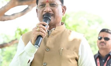 आम की छांव में मुख्यमंत्री की चौपाल : खाट पर बैठे, ग्रामीणों की सुनी बात, मौके पर दिए समाधान