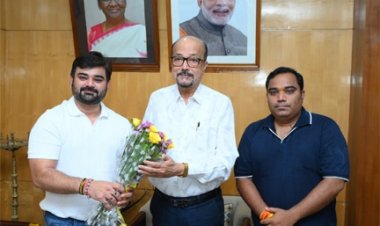 राज्यपाल डेका से छत्तीसगढ़ कायाकिंग-कैनोइंग एसोसिएशन के पदाधिकारियों ने भेंट की