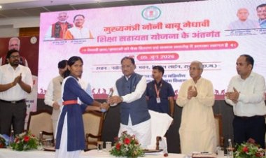 मुख्यमंत्री के हाथों मेधावी छात्रा को मिली 2 लाख रुपये की सहायता