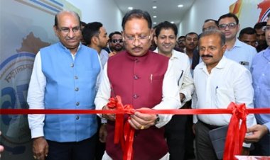 मुख्यमंत्री विष्णुदेव साय ने किया मुख्यमंत्री हेल्पलाइन एवं शिकायत प्रबंधन प्रणाली का अवलोकन