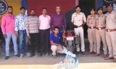 दोपहिया वाहन से अवैध शराब जब्त