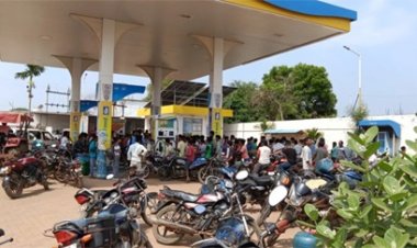 ईंधन संकट गहराया, पेट्रोल पंपों पर उमड़ी भीड़