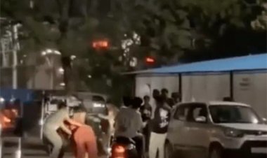 रायपुर स्टेशन के बाहर महिला पर हमला, VIDEO वायरल