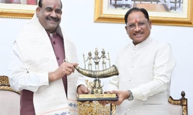 लोकसभा अध्यक्ष ओम बिरला ने मुख्यमंत्री विष्णु देव साय से की सौजन्य भेंट