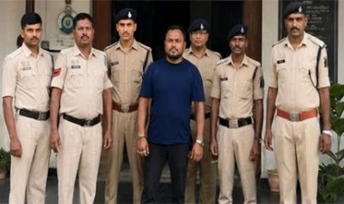 मर्सिडीज-ट्रक टक्कर के बाद चालक की मौत