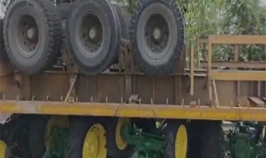 फ्लाईओवर पर पलटा ट्रेलर, क्रेन से हटाकर खुलवाया रास्ता