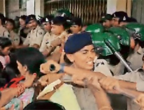 जमीन विवाद पर उबाल: पाटेश्वर धाम के खिलाफ आदिवासियों का प्रदर्शन